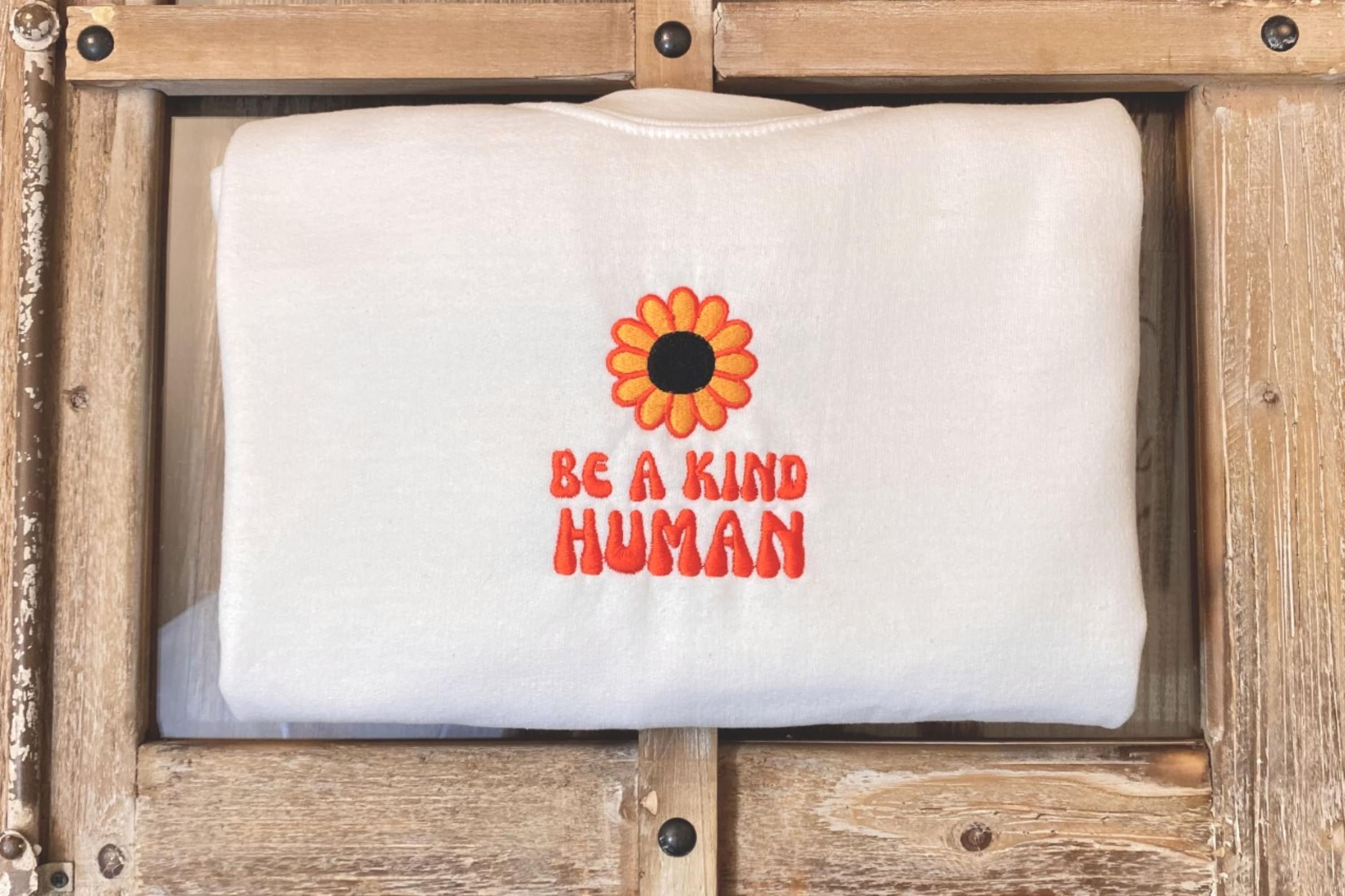 Be a Kind Human Crewneck Sweatshirt Embroidered Retro Crew Neck Vintage Sweatshirts Sunflower Shirt Trendy Aesthetic Clothes Gift for Friend