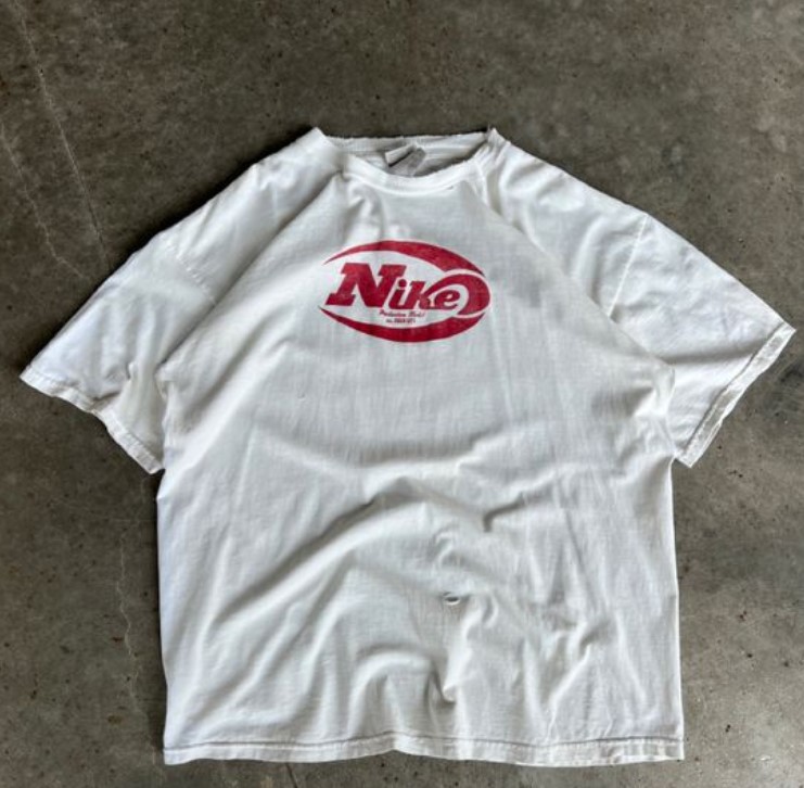 Vintage Nike Logo Tee Shirt Outfits, Shirt Outfit Idea